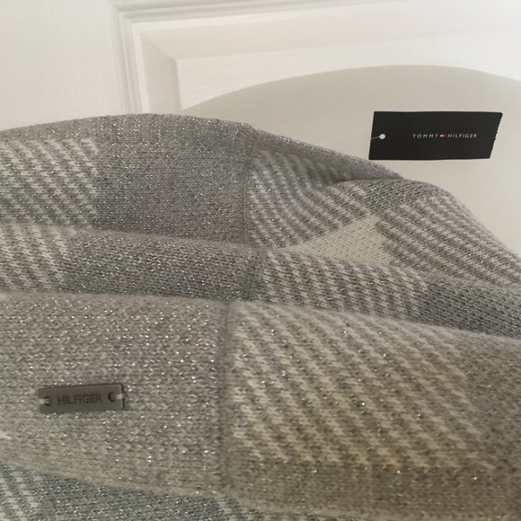 Tommy Hilfiger Plaid Scarf in Gray and White NWT - Picture 6 of 6